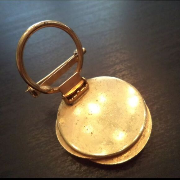 VINTAGE ESTATE GOLD TONE TEXTURED 1 3/8" SCARF CLIP BROOCH - Picture 3 of 3